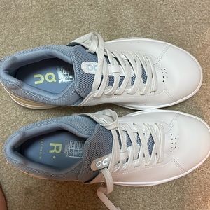 On cloud tennis shoes